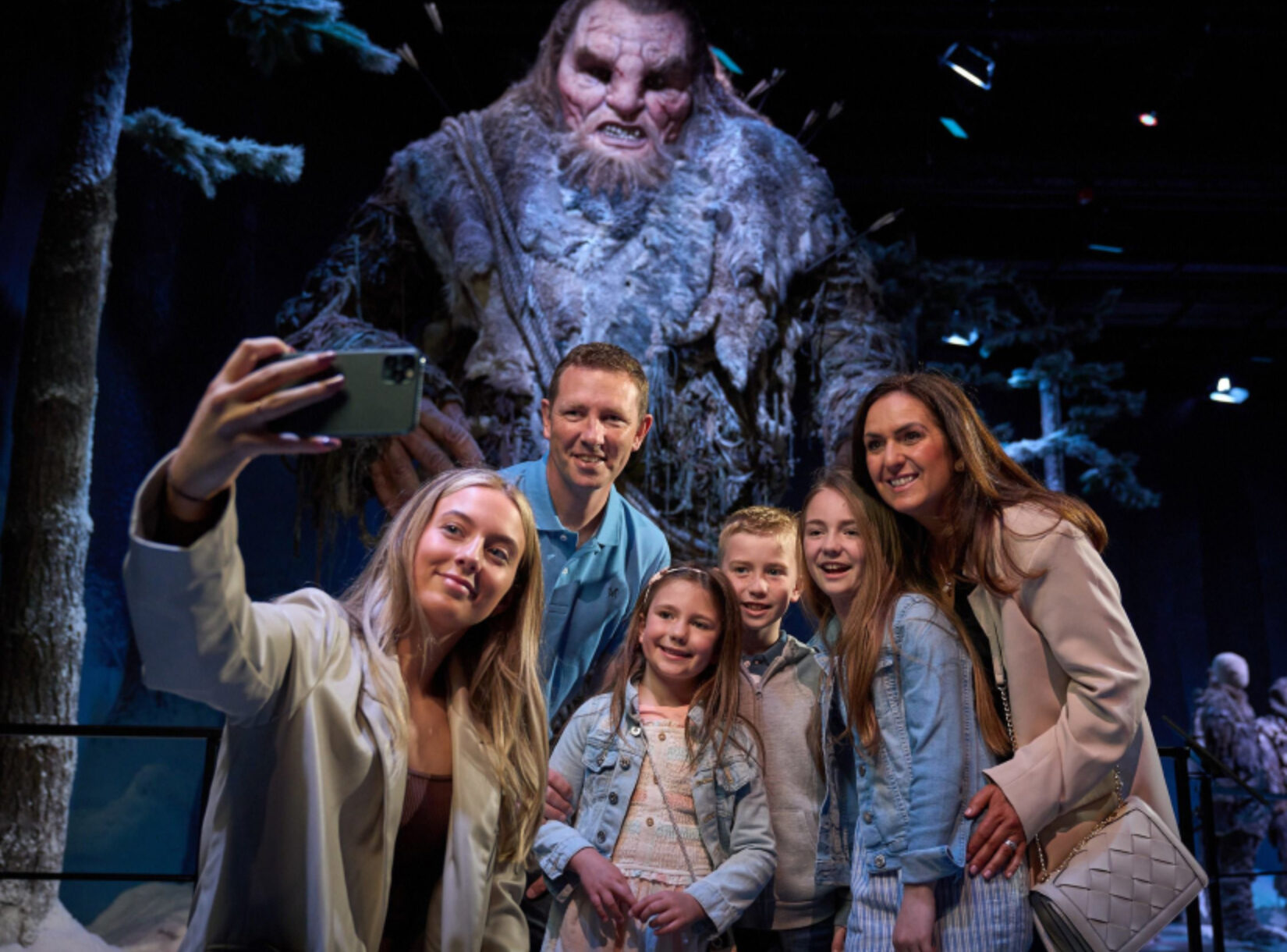 Family taking selfie with wun wun giant